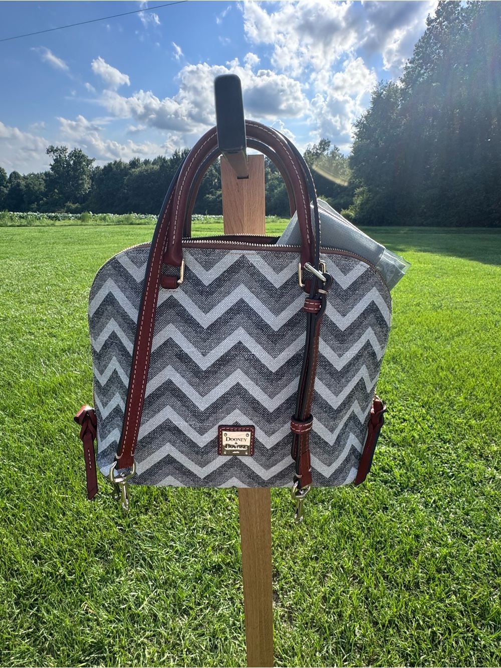 Ladies Dooney & Bourke Gray Chevron Zip Satchel Purse - Picture 4 of 10